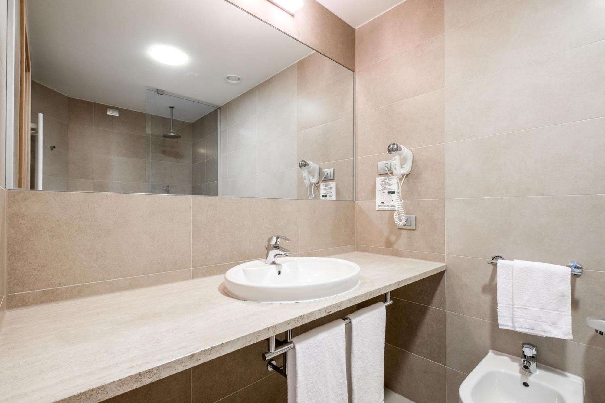 Hsm Hotel San Martino Гарбаньяте-Монастеро Экстерьер фото